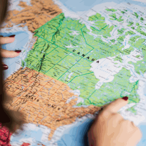 Une femme consulte une carte du Canada.