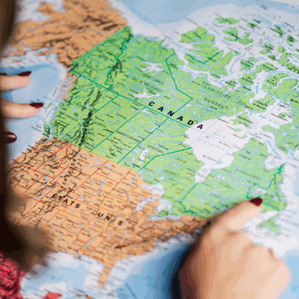 Une femme consulte une carte du Canada.