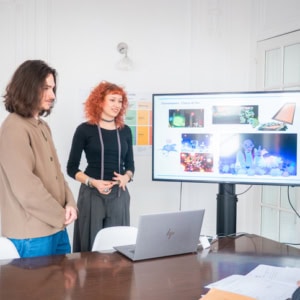 2 étudiantes faisant des dessins