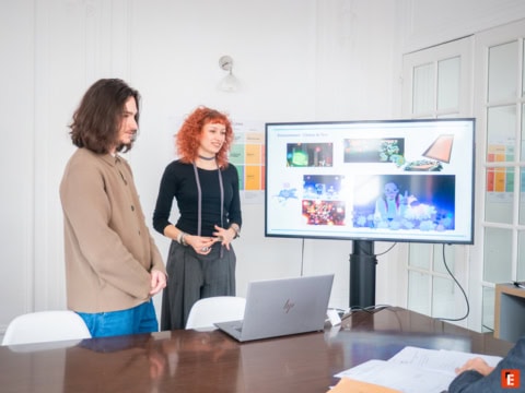2 étudiantes faisant des dessins