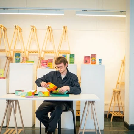 3 femmes regardant des objets sur une table