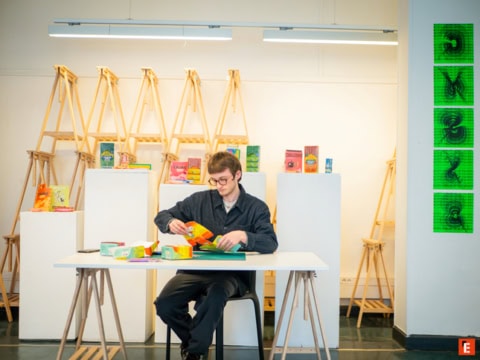3 femmes regardant des objets sur une table