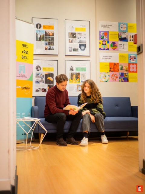 salle de classe d'étudiants remplie