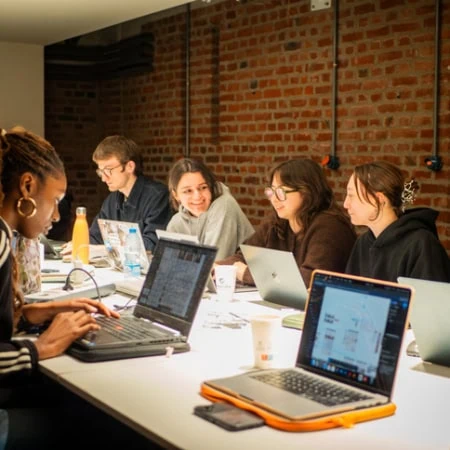 salle de classe avec des chevalets vides