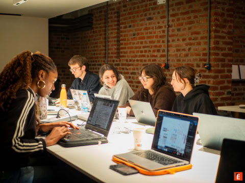 salle de classe avec des chevalets vides
