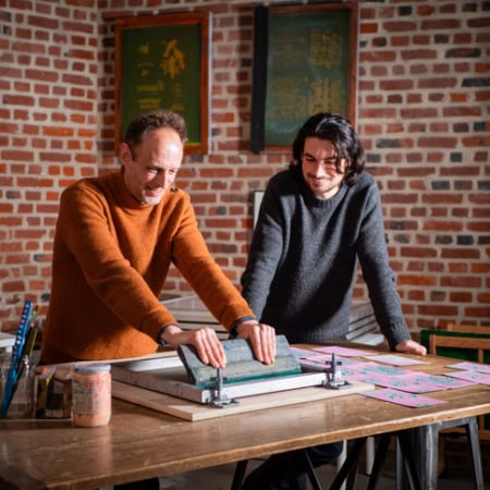 une professeure parlant avec 2 étudiants