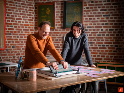 une professeure parlant avec 2 étudiants