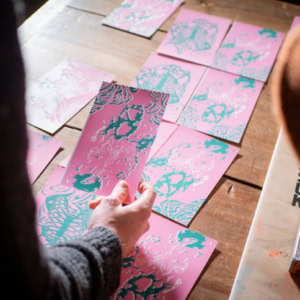 une étudiants faisant un aplat de couleur violet