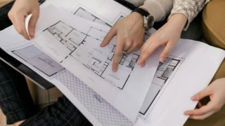 Personnes qui regardent un plan immobilier