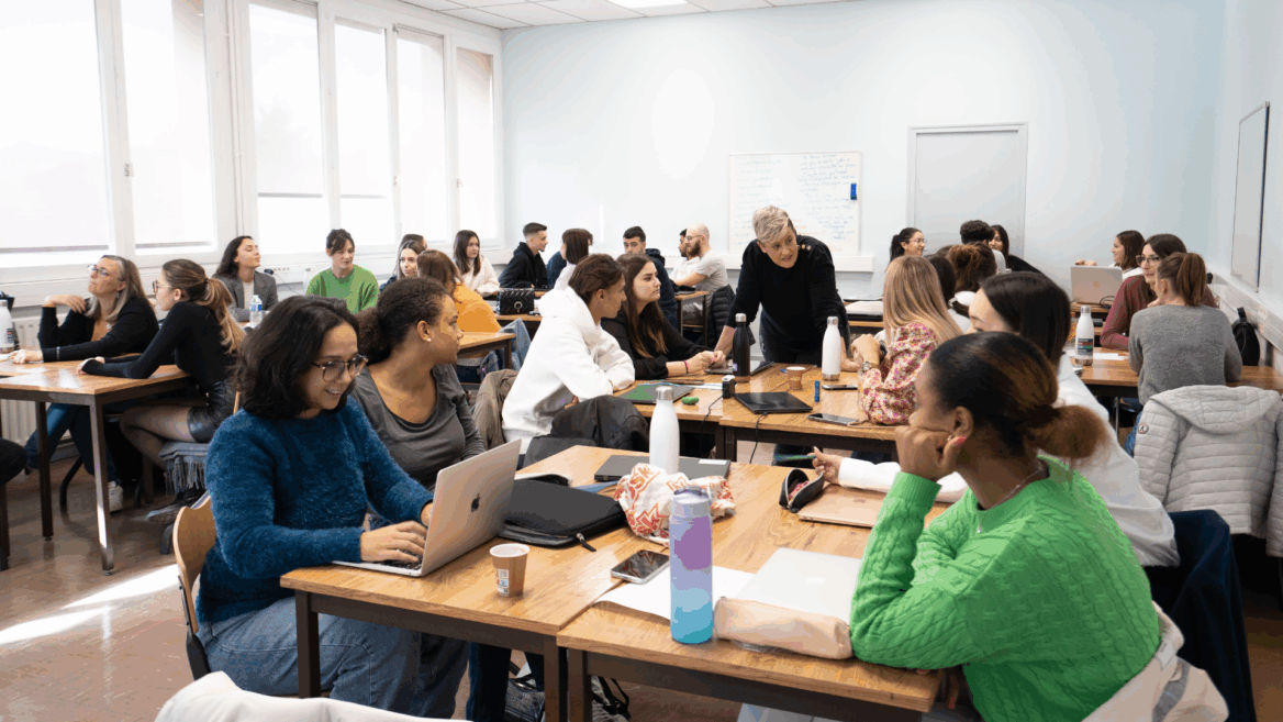 Des élèves travaillent en salle de cours.