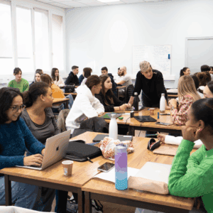 Des élèves travaillent en salle de cours.