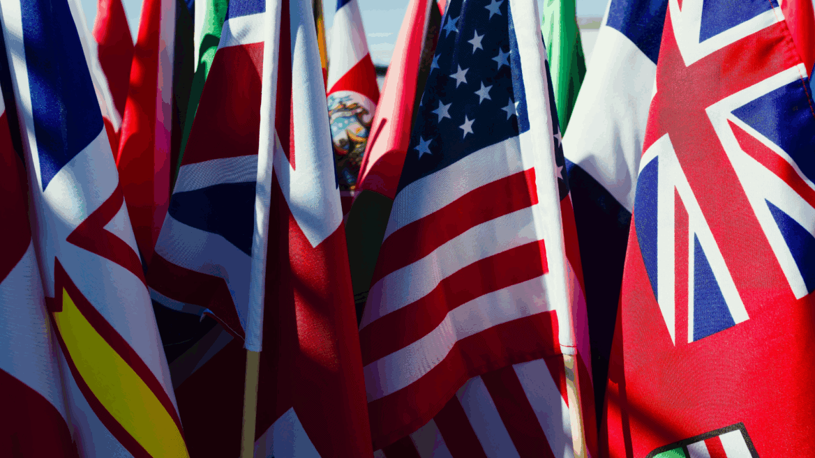 Une rangée de drapeaux.