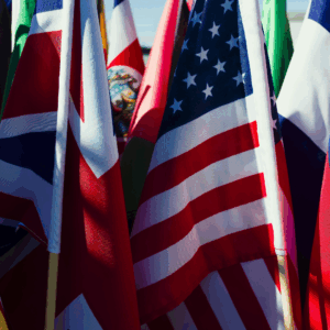 Une rangée de drapeaux.