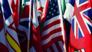 Une rangée de drapeaux.