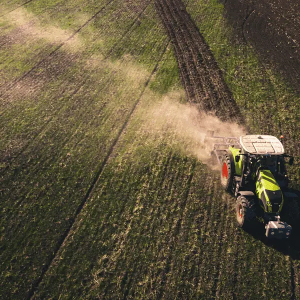 Un tracteur dans un champ.
