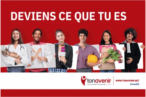 Un groupe de 6 personnes posant avec un fond rouge