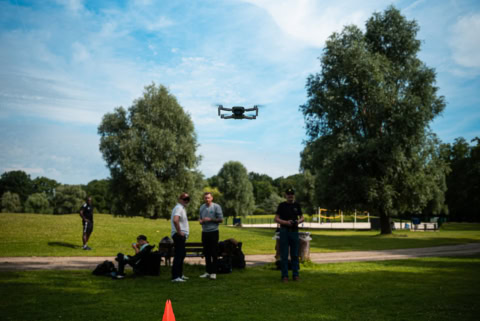 Un groupe de personnes en formation de pilotage de drones