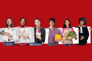 Un groupe de 6 personnes posant avec un fond rouge