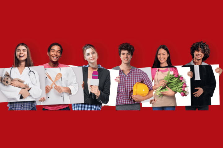 Un groupe de 6 personnes posant avec un fond rouge