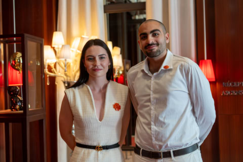 Une femme et un homme posant les bras croisés dans le dos