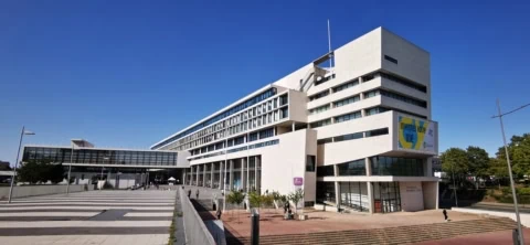 Vue de l'extérieur d'un bâtiment de CYU Cergy pour illustrer Les formations en Droit