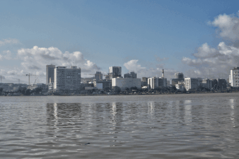 Vue depuis le fleuve de la ville d'Abidjan