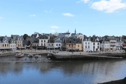 Vue des maisons et du port de la ville d'Auray