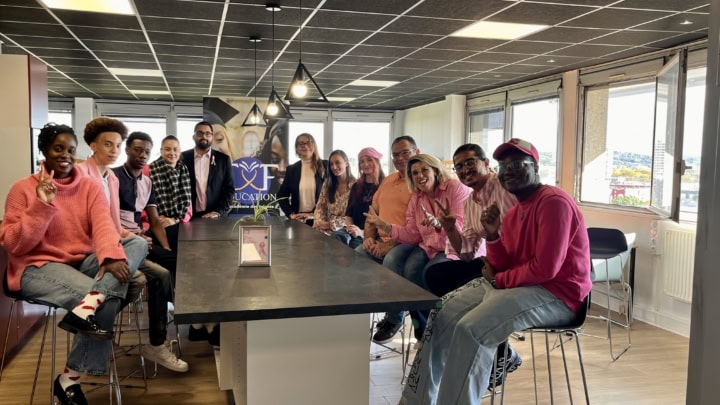 Vue d'un groupe de personnes assises et habillés en rose