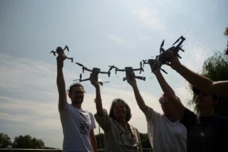 Vue d'un groupe personnes tenant des drônes