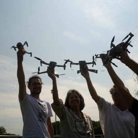 Vue d'un groupe personnes tenant des drônes