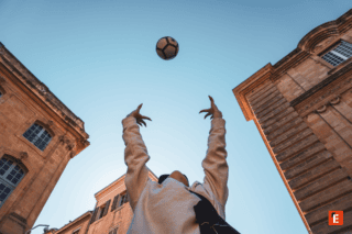 Vue sur les bras d'une personne entrain de lancer un balon
