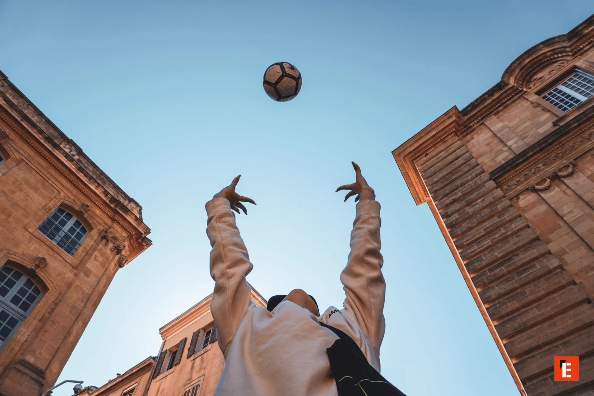 Vue sur les bras d'une personne entrain de lancer un balon