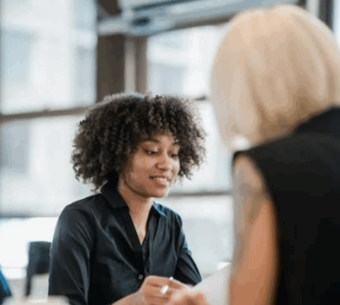Vue sur une femme en chemise en noire et une autre vue de dos