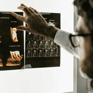 Un dentiste consulte des radio.