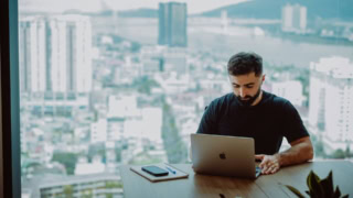 homme sur son ordinateur