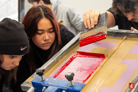 3 étudiants en cours de Design Graphique