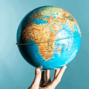 Une main tenant un globe.