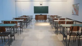 Une salle de classe vide.