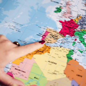 Une personne pointe l'Espagne sur une carte du monde.