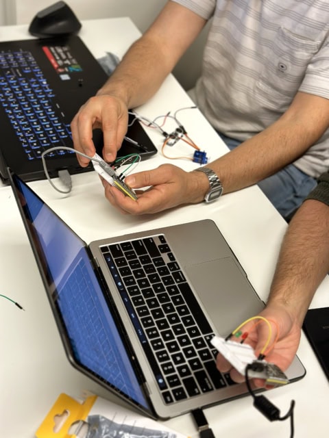 personnes travaillant sur des composants d'un ordinateur