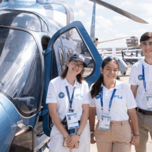 De jeunes étudiants de l'IPSA devant un avion.