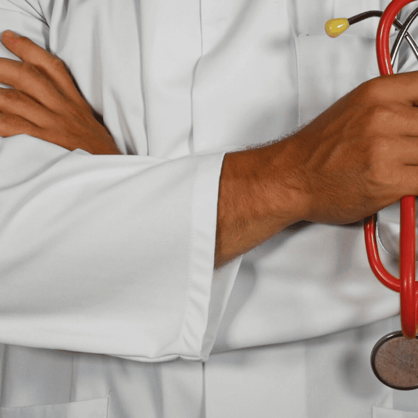 Un médecin tient un stéthoscope dans la main.