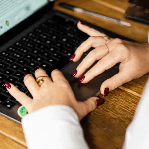 Une femme navigue sur son ordinateur.