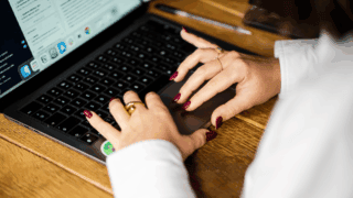 Une femme navigue sur son ordinateur.