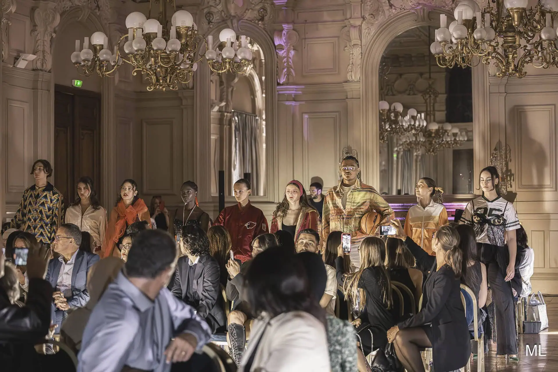 Un groupe d'étudiants debout prêt à défiler