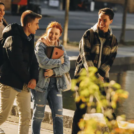 Un groupe d'étudiants marchant le long d'un cours d'eau