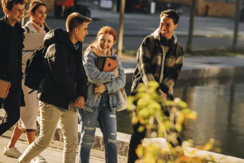 Un groupe d'étudiants marchant le long d'un cours d'eau