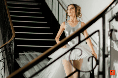 Une femme descendant les escaliers en tenue de danse classique
