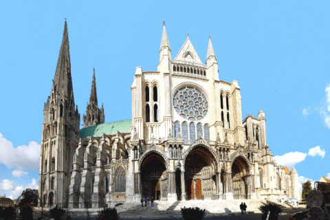 Vue de face sur la cathédrale de Chartres