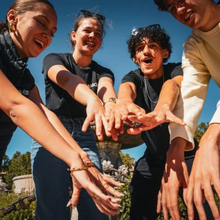 Vue d'en bas des mains d'un groupe d'étudiants